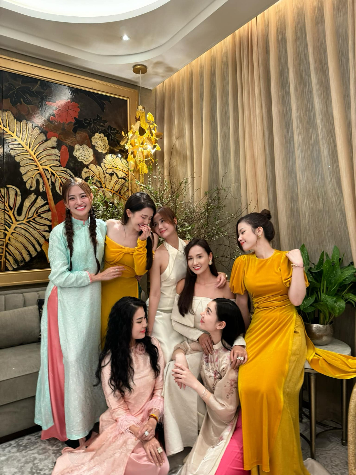 Lã Thanh Huyền, Huyền Lizzie, Quỳnh Nga, Quỳnh Kool, Thùy Anh và ca sĩ Dương Hoàng Yến tụ hội ngày cuối năm. Lã Thanh Huyền, Huyền Lizzie, Quỳnh Nga, Quỳnh Kool, Thùy Anh và ca sĩ Dương Hoàng Yến tụ hội ngày cuối năm.