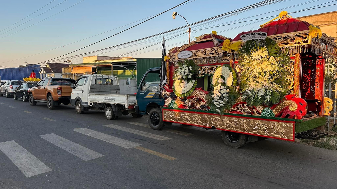 Một số hình ảnh trong lễ tang diễn viên Thủy Phạm sáng 3/2. Sau lễ di quan, linh cữu của cô được an táng tại nghĩa trang quê nhà.