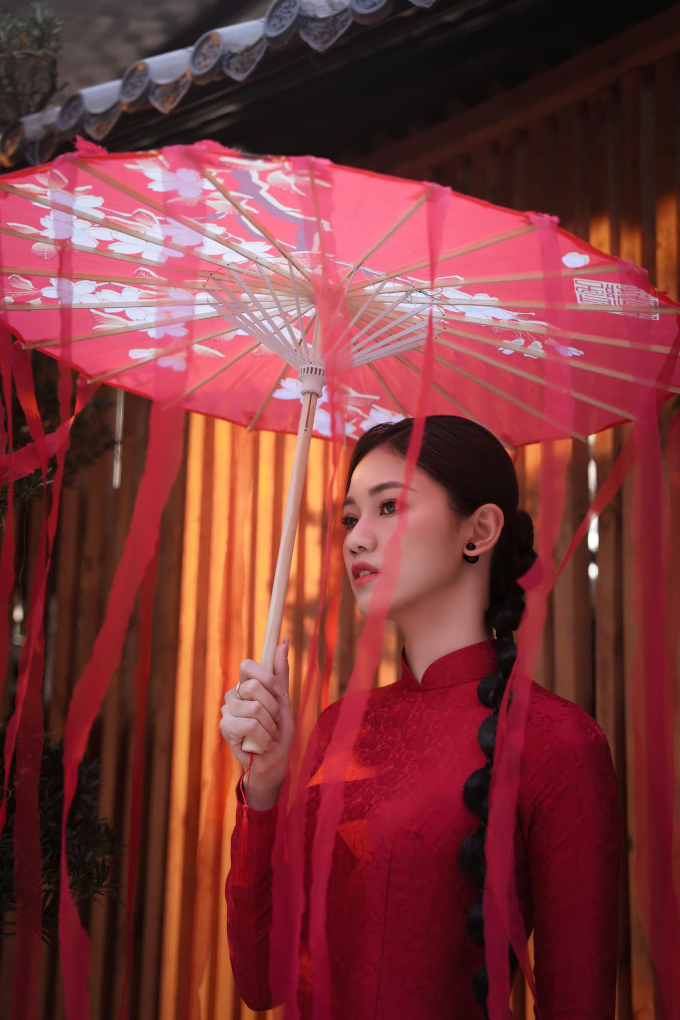 Á hậu Thanh Tú diện áo dài đỏ truyền thống trong ngày cuối năm. Sau khi kết hôn, cô ít hoạt động showbiz mà lui về chăm sóc tổ ấm và phát triển kinh doanh riêng. Á hậu Thanh Tú diện áo dài đỏ truyền thống trong ngày cuối năm. Sau khi kết hôn, cô ít hoạt động showbiz mà lui về chăm sóc tổ ấm và phát triển kinh doanh riêng.