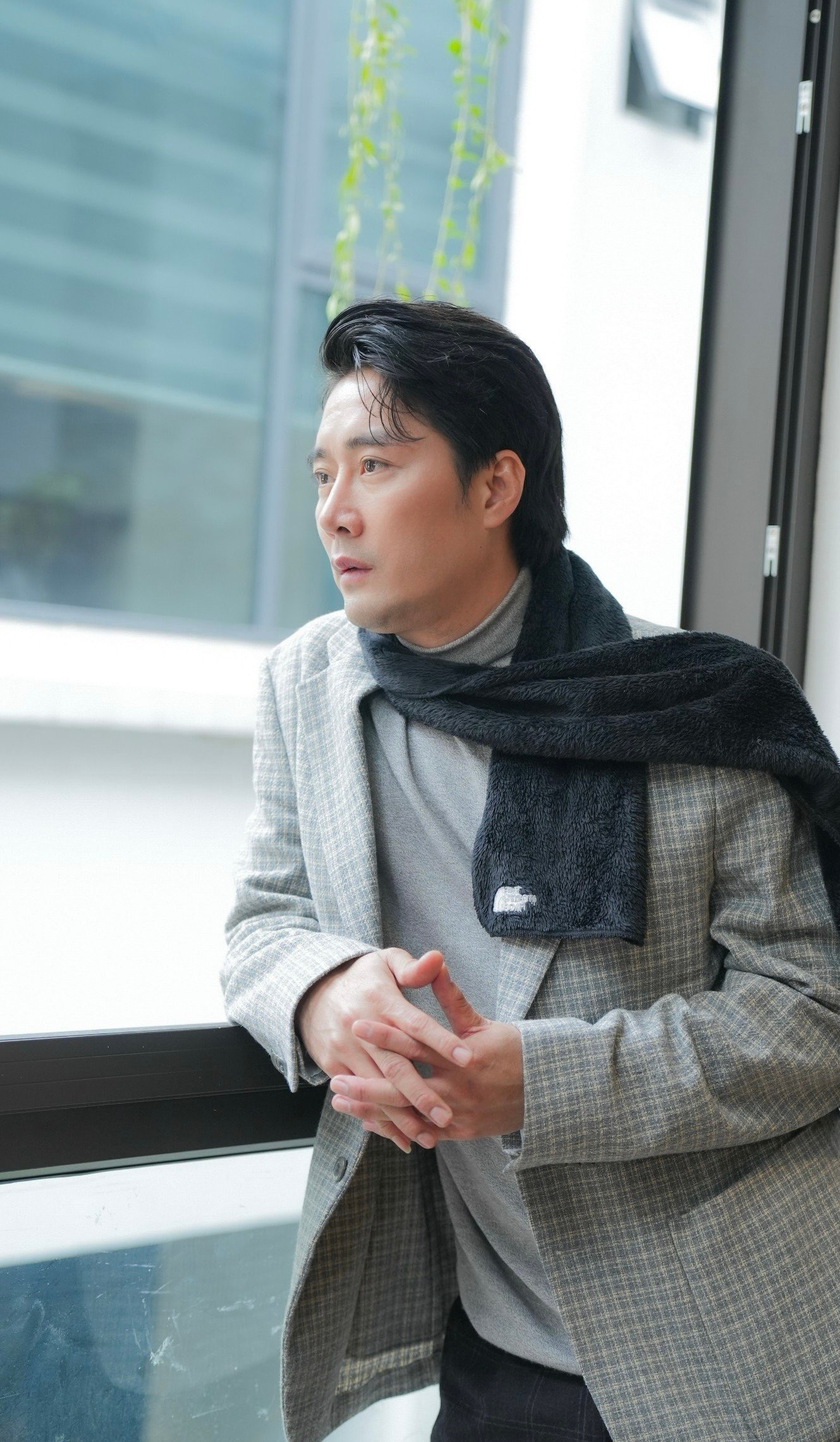 Theo Khôi Trần, nhiều người đặt câu hỏi vì sao ở độ tuổi đó anh chưa lập gia đình. Nam diễn viên nhấn mạnh lập gia đình không khó nhưng quan trọng đối phương là ai, người đó có cho mình cảm giác đủ tin tưởng hay không.