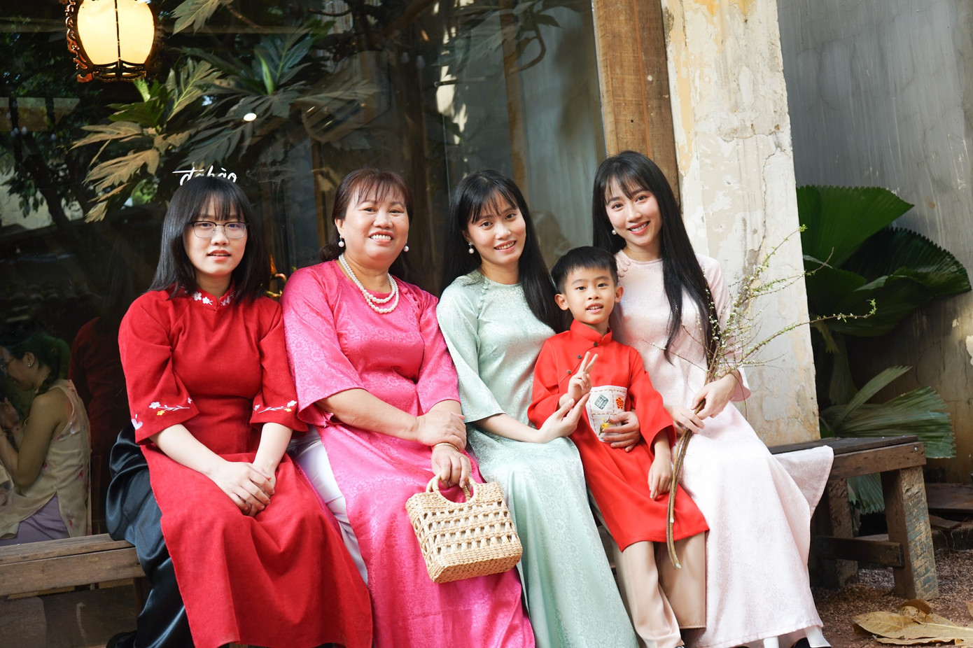 Diễn viên Huỳnh Hồng Loan chia sẻ những khoảnh khắc bình yên bên gia đình trước thềm năm mới Giáp Thìn 2024. Diễn viên Huỳnh Hồng Loan chia sẻ những khoảnh khắc bình yên bên gia đình trước thềm năm mới Giáp Thìn 2024.