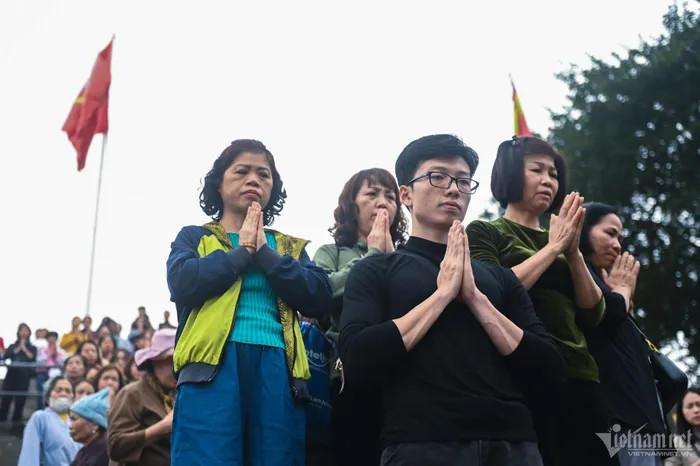 Nguyễn Nhật Long cùng gia đình đến đây dự lễ phóng sinh đầu năm mới. Chàng trai sinh năm 2000 cho biết, cậu thấy bình an trong lòng khi dự lễ. "Gia đình mình là người tu tập nên đầu năm mới thường xuyên lễ chùa, xin một năm an khang, mạnh khỏe", Long nói.