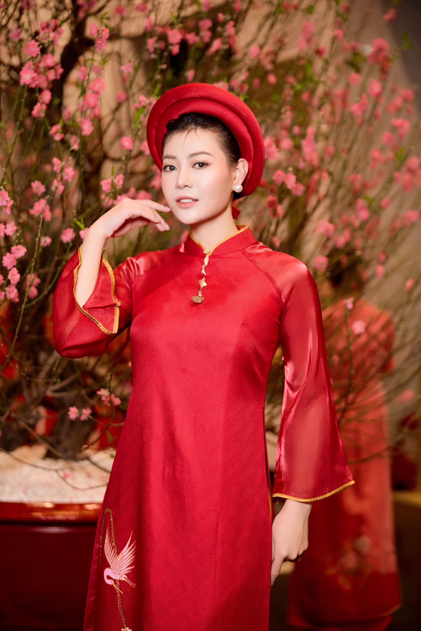 Thanh Hương là diễn viên mới góp mặt trong Táo Quân 2024. Cô tham gia với 2 vai diễn, ở phần mở màn, nữ diễn viên vào vai Luyến Lươn bán hoa quả, lên thiên đình livestream (trực tuyến) bán hàng, ở phần cuối chương trình, Thanh Hương đóng vai một Việt kiều. Thanh Hương cho biết, Táo Quân là niềm mơ ước của nhiều nghệ sĩ, cô cũng không ngoại lệ. Khi nhận được lời mời, cô háo hức và cố gắng hết mình cho vai diễn. Thanh Hương là diễn viên mới góp mặt trong Táo Quân 2024. Cô tham gia với 2 vai diễn, ở phần mở màn, nữ diễn viên vào vai Luyến Lươn bán hoa quả, lên thiên đình livestream (trực tuyến) bán hàng, ở phần cuối chương trình, Thanh Hương đóng vai một Việt kiều. Thanh Hương cho biết, Táo Quân là niềm mơ ước của nhiều nghệ sĩ, cô cũng không ngoại lệ. Khi nhận được lời mời, cô háo hức và cố gắng hết mình cho vai diễn.