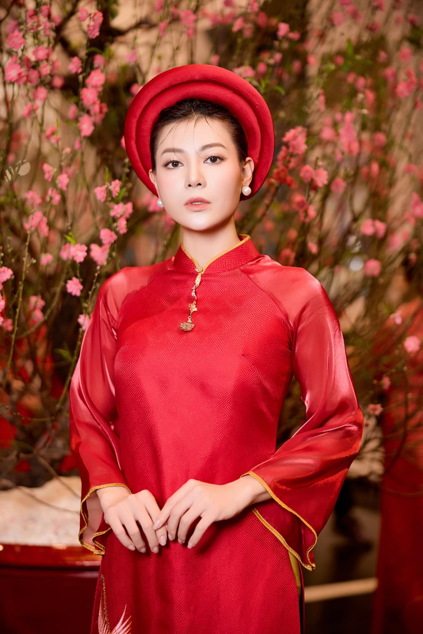 Thanh Hương là diễn viên mới góp mặt trong Táo Quân 2024. Cô tham gia với 2 vai diễn, ở phần mở màn, nữ diễn viên vào vai Luyến Lươn bán hoa quả, lên thiên đình livestream (trực tuyến) bán hàng, ở phần cuối chương trình, Thanh Hương đóng vai một Việt kiều. Thanh Hương cho biết, Táo Quân là niềm mơ ước của nhiều nghệ sĩ, cô cũng không ngoại lệ. Khi nhận được lời mời, cô háo hức và cố gắng hết mình cho vai diễn. Thanh Hương là diễn viên mới góp mặt trong Táo Quân 2024. Cô tham gia với 2 vai diễn, ở phần mở màn, nữ diễn viên vào vai Luyến Lươn bán hoa quả, lên thiên đình livestream (trực tuyến) bán hàng, ở phần cuối chương trình, Thanh Hương đóng vai một Việt kiều. Thanh Hương cho biết, Táo Quân là niềm mơ ước của nhiều nghệ sĩ, cô cũng không ngoại lệ. Khi nhận được lời mời, cô háo hức và cố gắng hết mình cho vai diễn.