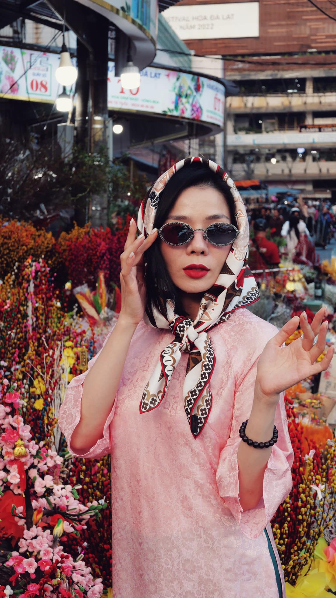 Lệ Quyên có những giây phút thảnh thơi dạo chợ hoa những ngày cận Tết. Năm vừa qua, cô gây chú ý khi tham gia chương trình Chị đẹp đạp gió rẽ sóng và loạt ồn ào không đáng có. Lệ Quyên có những giây phút thảnh thơi dạo chợ hoa những ngày cận Tết. Năm vừa qua, cô gây chú ý khi tham gia chương trình Chị đẹp đạp gió rẽ sóng và loạt ồn ào không đáng có.