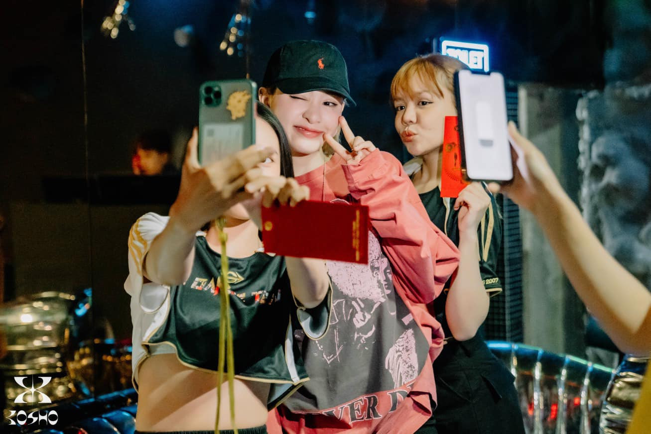 Thời gian gần đây, Hiền Hồ liên tục cập nhật hình ảnh đi diễn, chạy show ở các tỉnh thành trên cả nước. Thời gian gần đây, Hiền Hồ liên tục cập nhật hình ảnh đi diễn, chạy show ở các tỉnh thành trên cả nước.