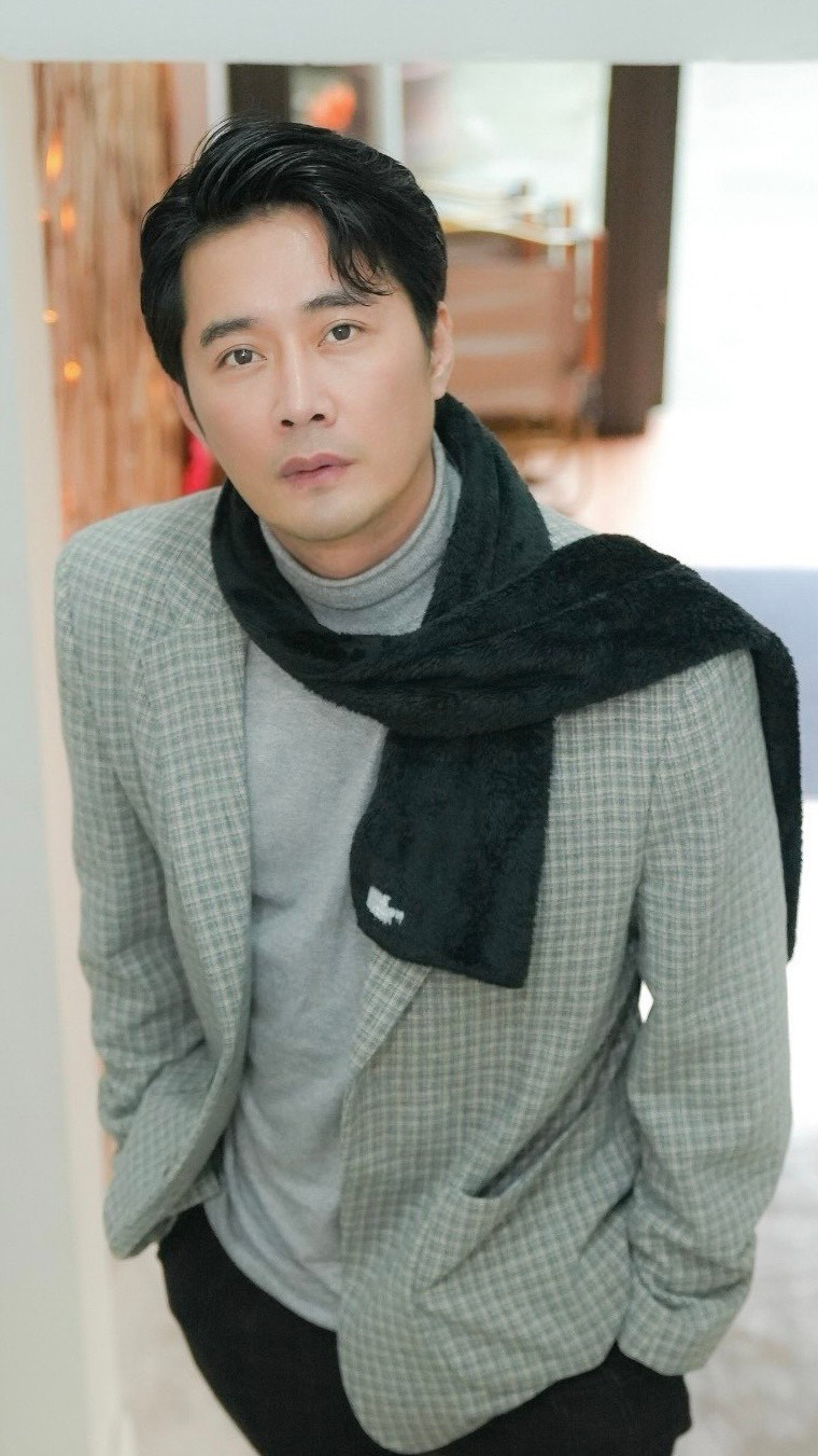 Khôi Trần khẳng định đến hiện tại, anh chưa muốn ràng buộc và trách nhiệm với bất kỳ mối quan hệ nào. Thậm chí, anh sẽ không lập gia đình. Nam diễn viên dẫn chứng thực tế nhiều người lập gia đình muộn, sống độc thân hoặc đến với nhau mà không ràng buộc điều gì, miễn bản thân thấy thoải mái, hạnh phúc.