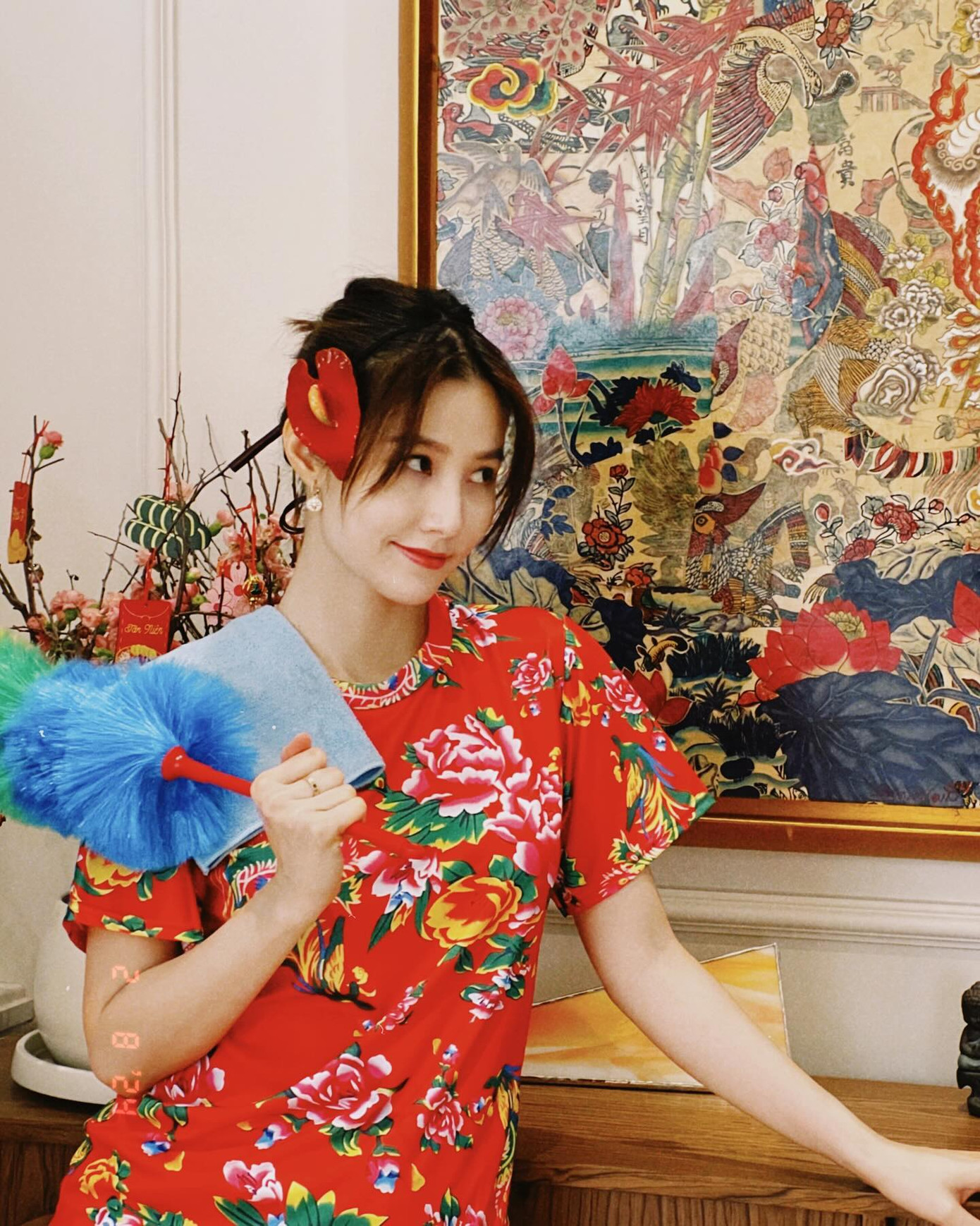 Diễm My 9X trang hoàng nhà cửa đón Tết. Diễm My 9X trang hoàng nhà cửa đón Tết.