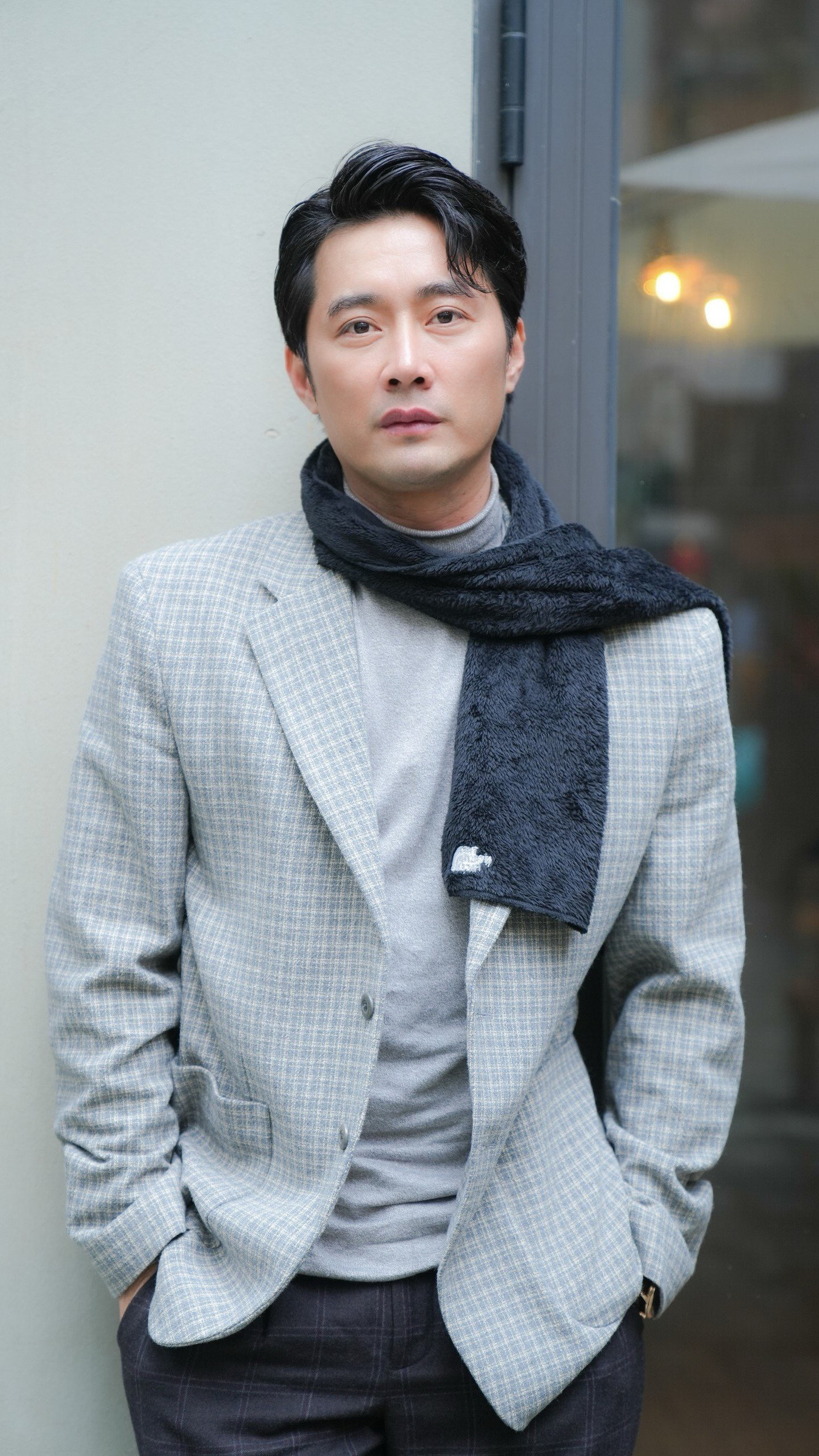 “Từ trước đến giờ tôi không đặt tiêu chuẩn bạn gái phải đẹp, chỉ cần ưa nhìn, nhẹ nhàng. Tôi từng trải qua 4 mối tình. Tôi khá cầu toàn và khó tính trong chuyện tình yêu, thế nên vài mối quan hệ đổ vỡ một phần là do mình. Họ khiến tôi hụt hẫng là tôi chủ động chia tay”, anh nói.