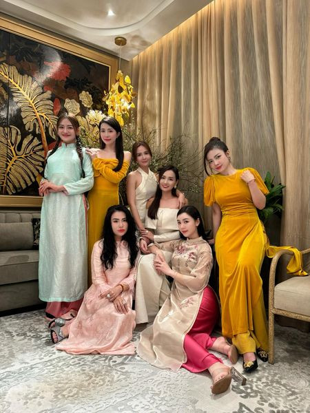 Lã Thanh Huyền, Huyền Lizzie, Quỳnh Nga, Quỳnh Kool, Thùy Anh và ca sĩ Dương Hoàng Yến tụ hội ngày cuối năm. Lã Thanh Huyền, Huyền Lizzie, Quỳnh Nga, Quỳnh Kool, Thùy Anh và ca sĩ Dương Hoàng Yến tụ hội ngày cuối năm.