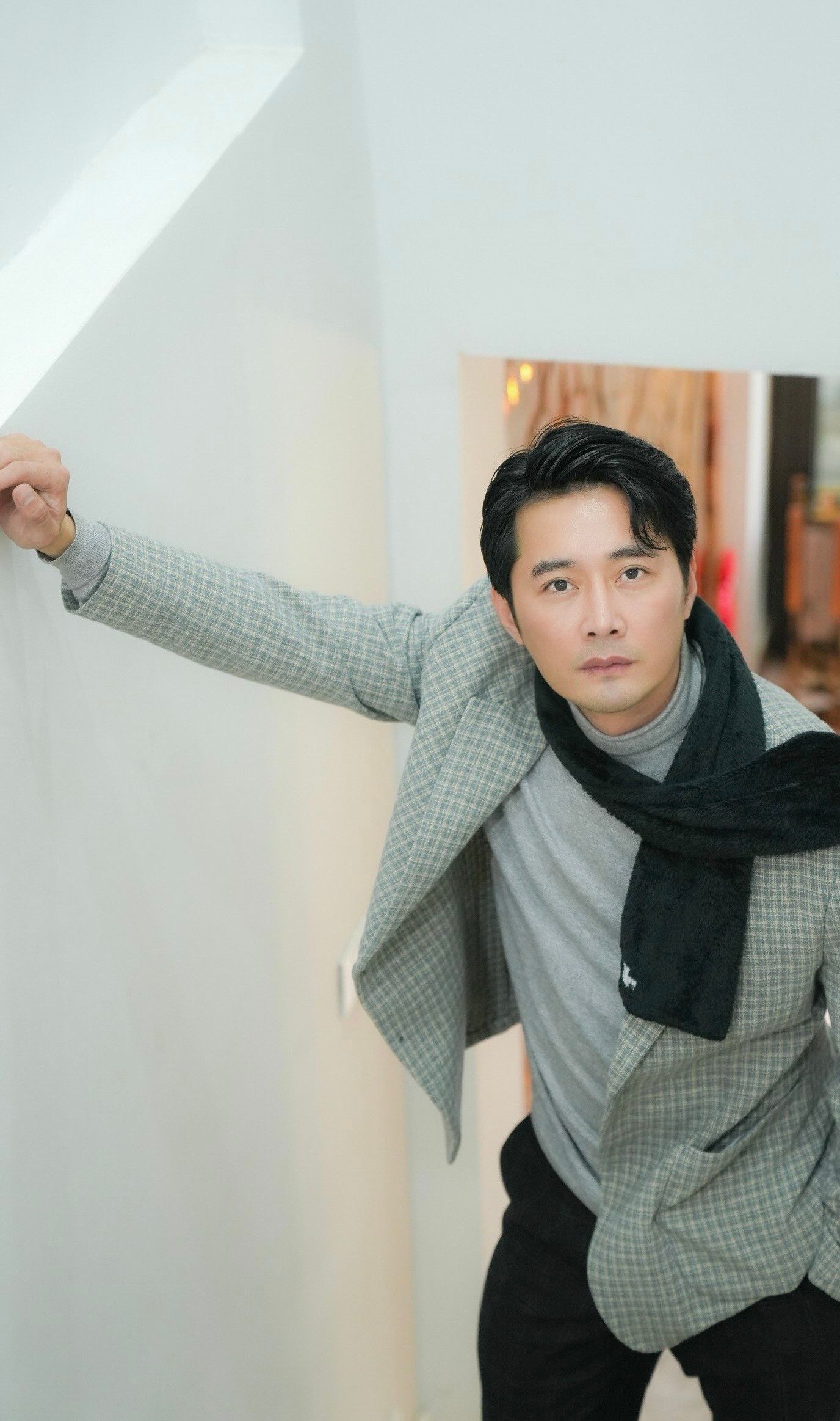 Cá nhân Khôi Trần cho rằng việc nhân vật Tùng phải nhận cái kết buồn là thích đáng và hợp lý. “Hôn nhân tan vỡ là kết quả thích đáng với kẻ ngoại tình. Tôi cho rằng Tùng và Nguyệt chia tay là hợp lý bởi Nguyệt là cô giáo tốt, người mẹ tốt, người vợ tốt. Nguyệt hoàn hảo như vậy thì tại sao phải chấp nhận sự phản bội. Nói Nguyệt kinh tởm Tùng cũng đúng vì anh ta đã ngoại tình ngay trong chính căn nhà của mình. Bản thân tôi cũng không bao giờ tha thứ cho người ngoại tình”, nam diễn viên nói.