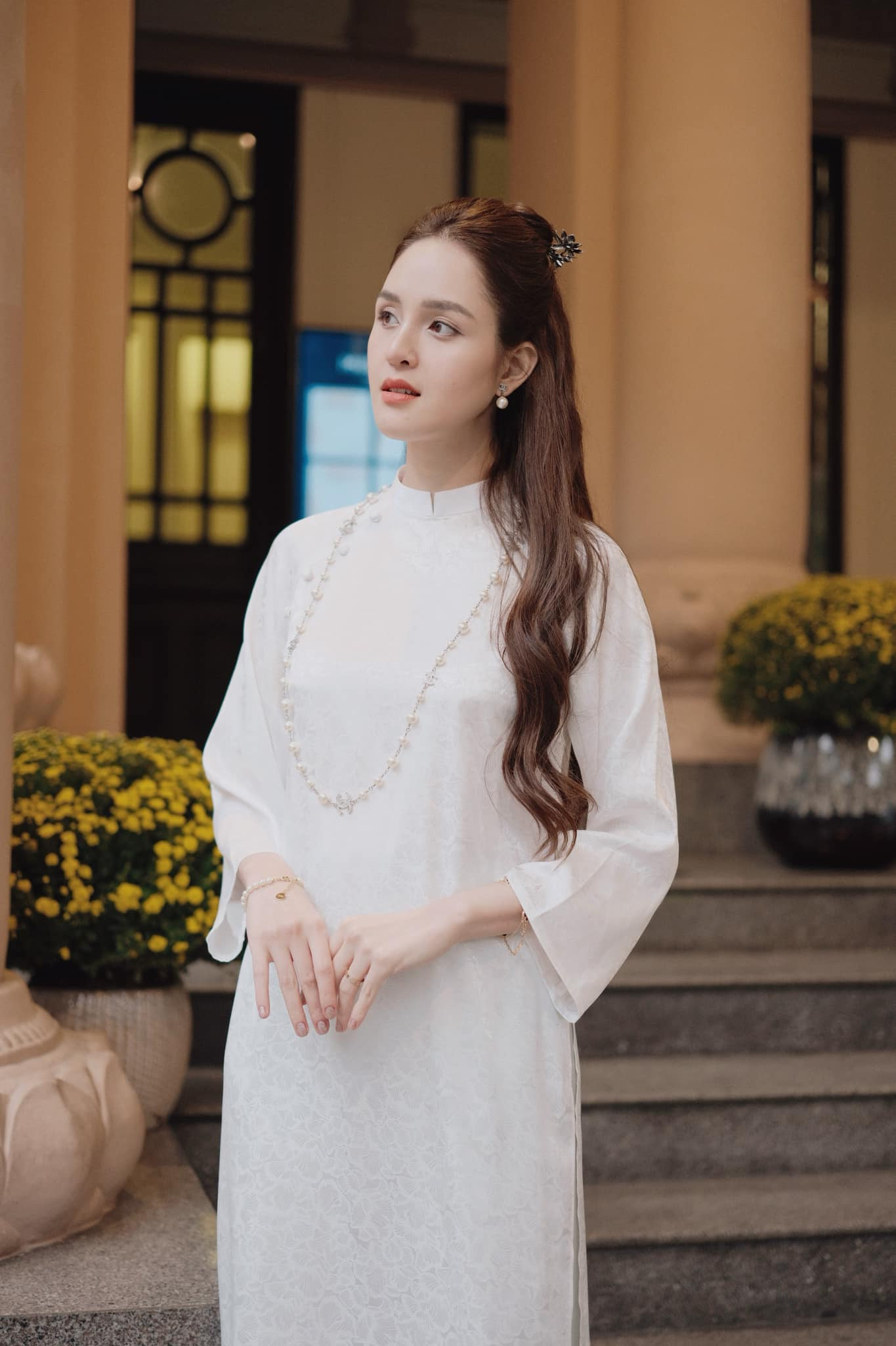 Á hậu Hoàng Anh diện áo dài suông nền nã. Á hậu Hoàng Anh diện áo dài suông nền nã.