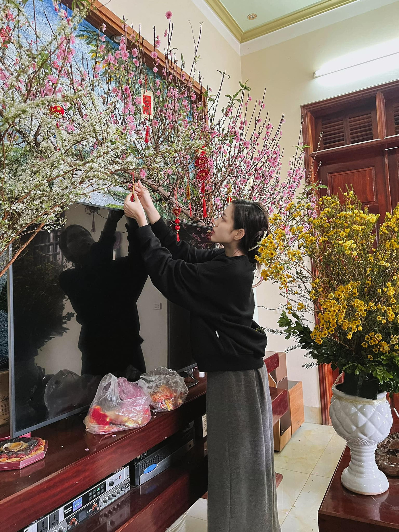 Hoa hậu Đỗ Thị Hà về quê đón Tết và tự tay cắm hoa, trang trí không gian ở nhà. Đỗ Thị Hà cho biết cô thích sự bận rộn, tất bật những ngày trước Tết và luôn dành thời gian cho người thân trong dịp này. Hoa hậu Đỗ Thị Hà về quê đón Tết và tự tay cắm hoa, trang trí không gian ở nhà. Đỗ Thị Hà cho biết cô thích sự bận rộn, tất bật những ngày trước Tết và luôn dành thời gian cho người thân trong dịp này.