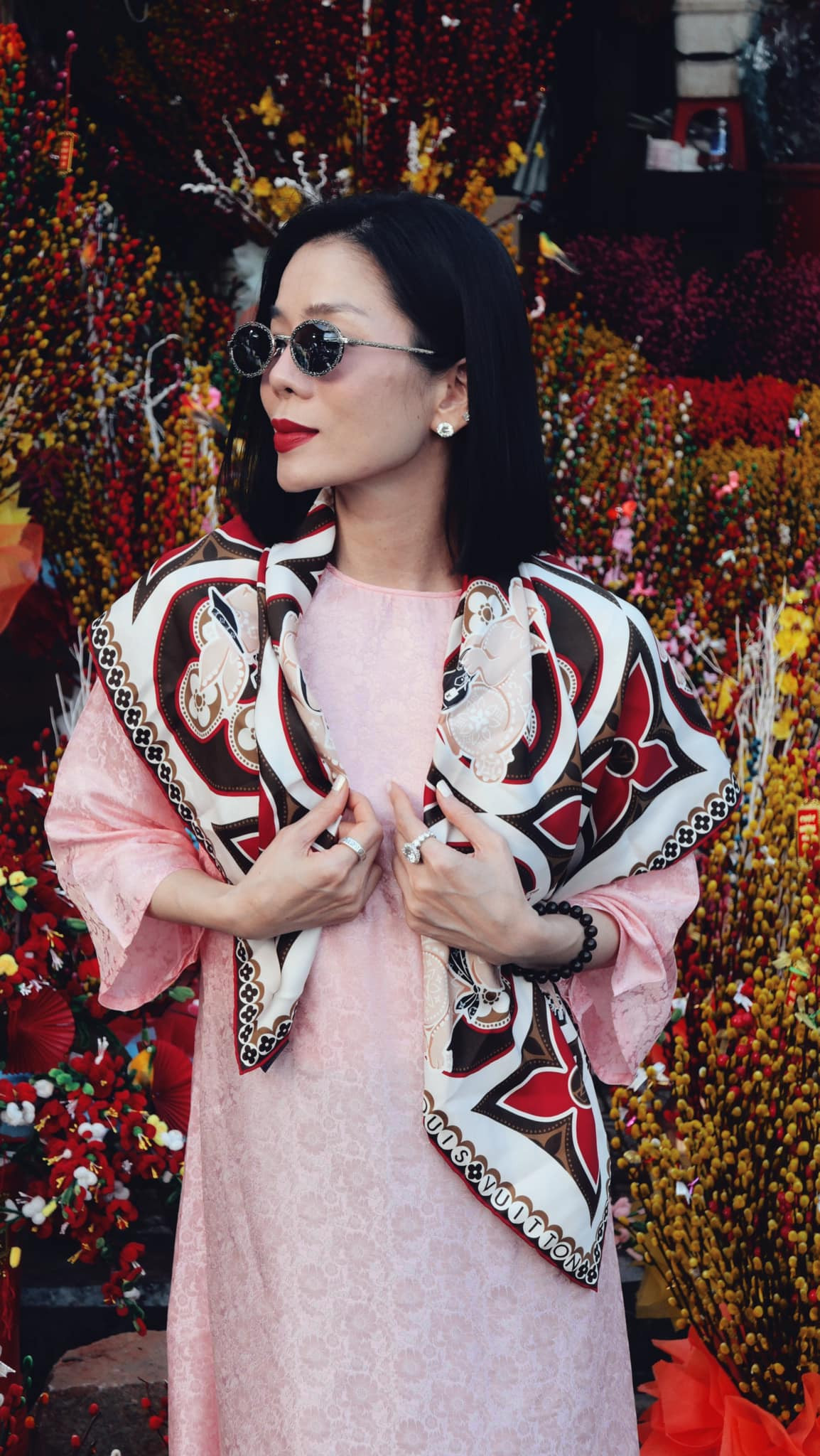 Lệ Quyên có những giây phút thảnh thơi dạo chợ hoa những ngày cận Tết. Năm vừa qua, cô gây chú ý khi tham gia chương trình Chị đẹp đạp gió rẽ sóng và loạt ồn ào không đáng có. Lệ Quyên có những giây phút thảnh thơi dạo chợ hoa những ngày cận Tết. Năm vừa qua, cô gây chú ý khi tham gia chương trình Chị đẹp đạp gió rẽ sóng và loạt ồn ào không đáng có.