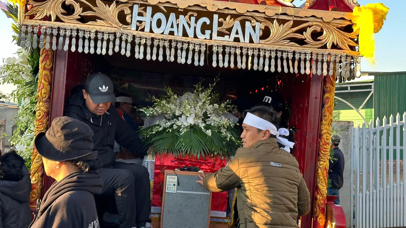 Một số hình ảnh trong lễ tang diễn viên Thủy Phạm sáng 3/2. Sau lễ di quan, linh cữu của cô được an táng tại nghĩa trang quê nhà.