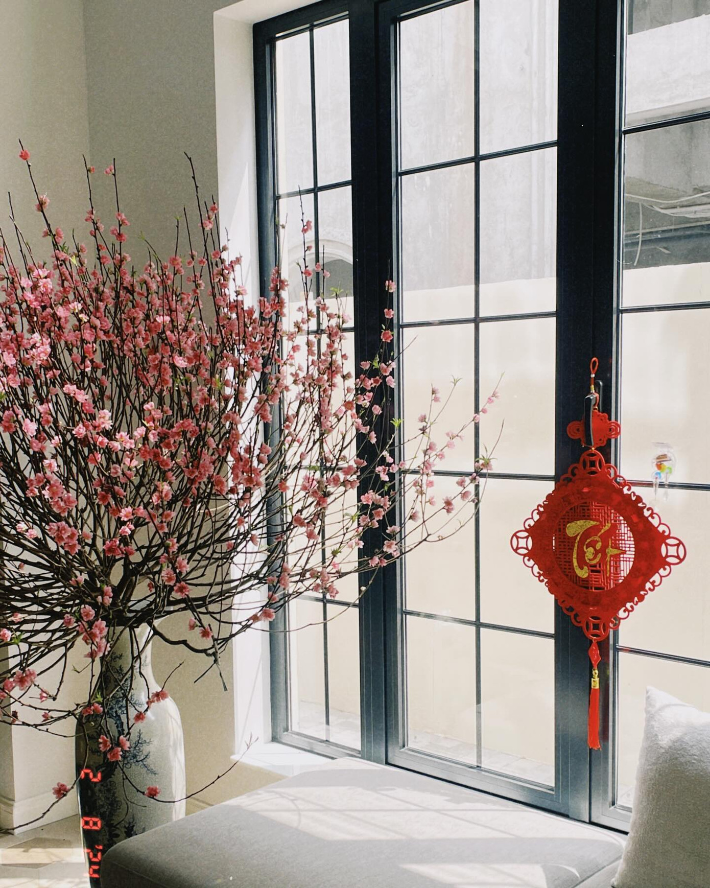 Diễm My 9X trang hoàng nhà cửa đón Tết. Diễm My 9X trang hoàng nhà cửa đón Tết.