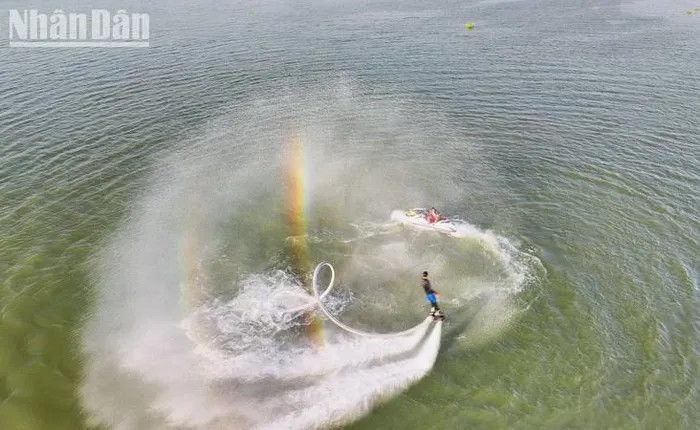 Các tiết mục nhào lộn trên cao đã thu hút đông đảo người dân đón xem.