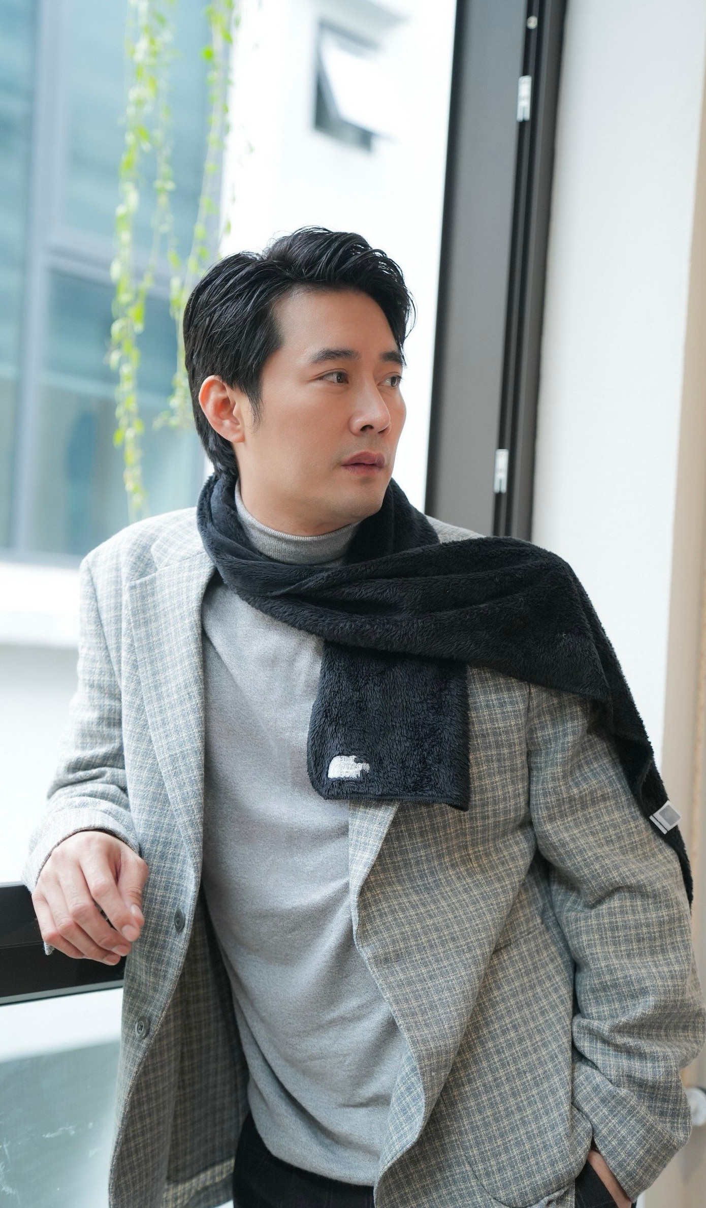 Trong cuộc trò chuyện với Tiền Phong, diễn viên Khôi Trần hé lộ cái kết đẹp giữa nhân vật sếp Giang và cô giáo Nguyệt do Quỳnh Kool đảm nhận. “Họ sẽ có cái kết đẹp trong một ngày nắng. Bản thân tôi và Quỳnh Kool đều hài lòng khi nhận kịch bản những tập cuối. Tôi tin rằng đó cũng là cái kết mà khán giả mong chờ vì tất cả nhân vật đều có kết thúc viên mãn, trừ nhân vật Tùng của B Trần. Kẻ phản bội phải nhận kết quả thích đáng”, Khôi Trần chia sẻ.