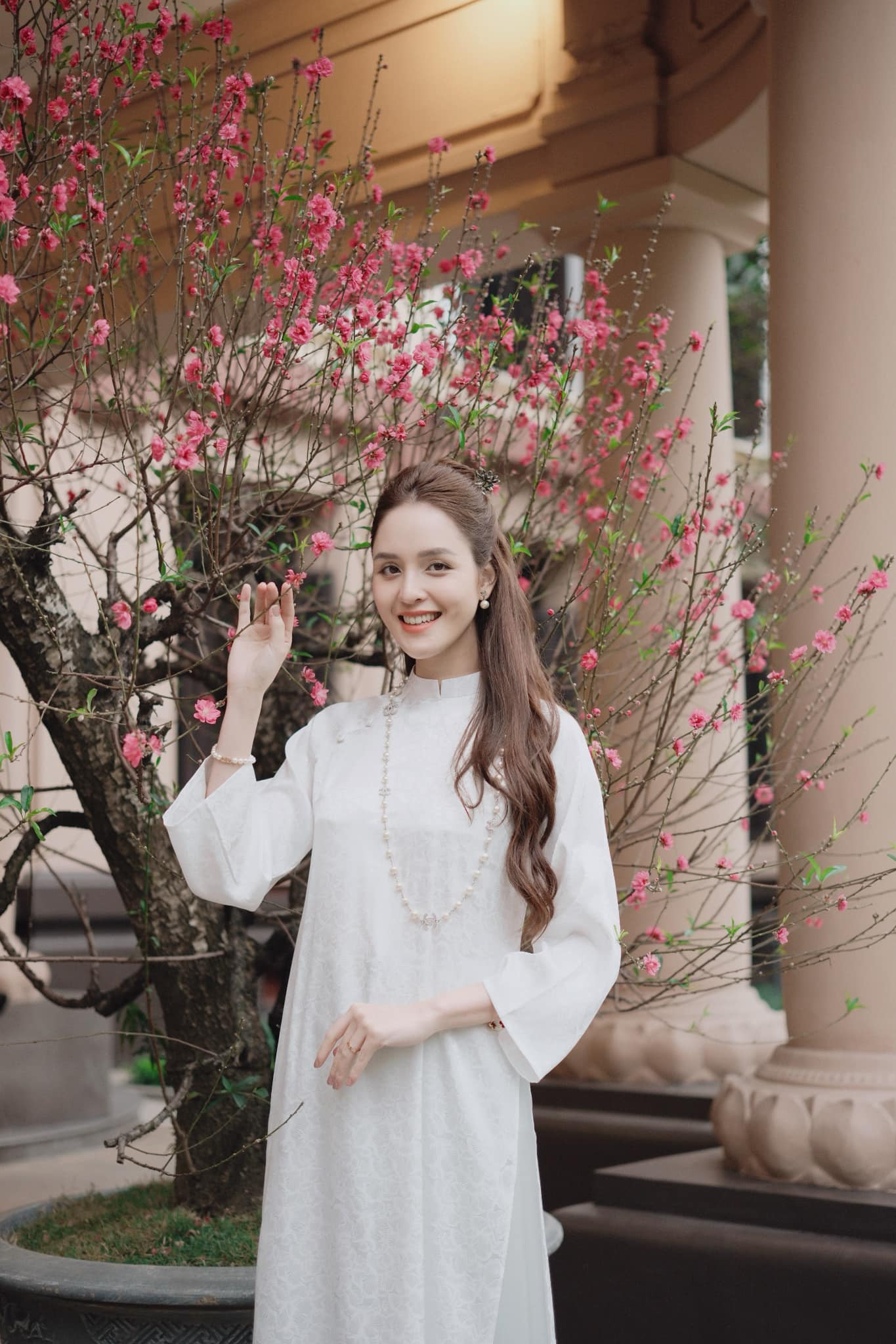 Á hậu Hoàng Anh diện áo dài suông nền nã. Á hậu Hoàng Anh diện áo dài suông nền nã.