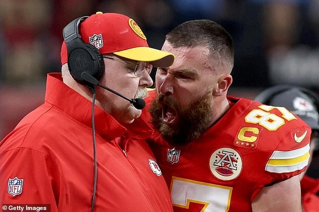 Travis Kelce giận dữ và la hét với huấn luyện viên của mình trong trận chung kết tranh siêu cúp diễn ra hôm 11/2. Ảnh: Daily Mail.