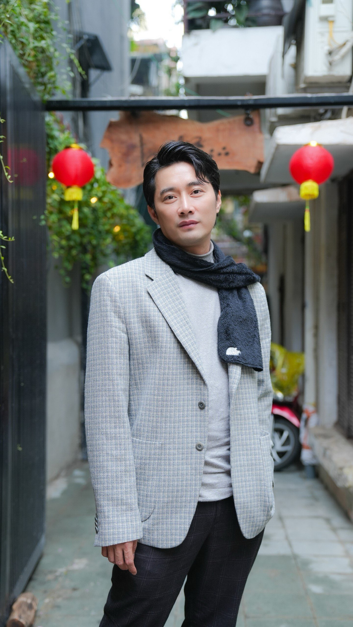 Nam diễn viên bộc bạch anh là người vui vẻ, hay đùa để tạo hiệu ứng tích cực cho mọi người, chứ không nghiêm túc như nhân vật sếp Giang. “Tôi chưa từng theo đuổi hay tán tỉnh ai. Với tôi, tình yêu là hai người có cảm xúc và tự tìm đến với nhau. Đó là điều khác biệt rất lớn giữa tôi và nhân vật”, Khôi Trần nói.