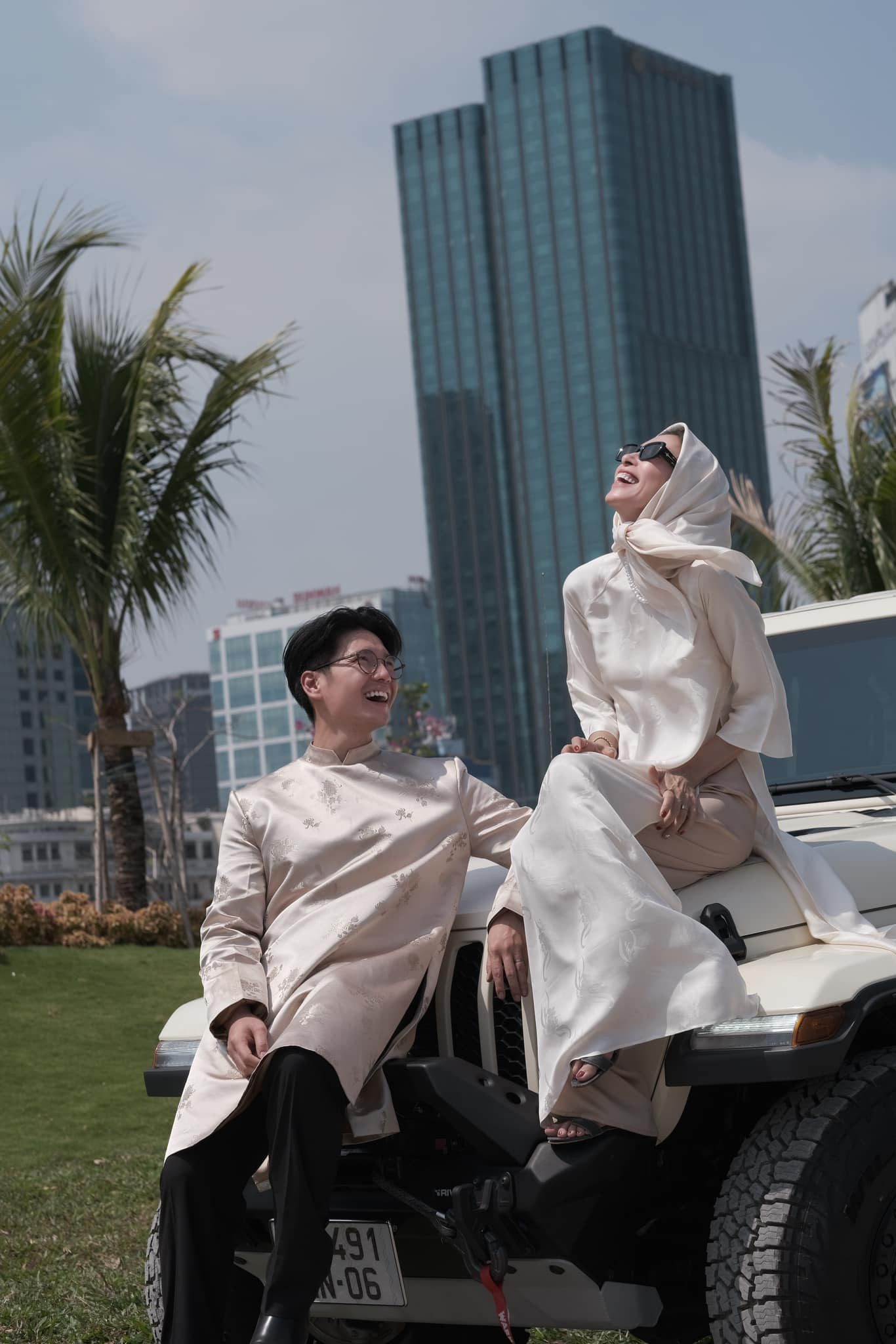 Vợ chồng Ngô Thanh Vân - Huy Trần chia sẻ một số khoảnh khắc bên nhau ngày cuối năm. Cả hai tạo hình nhí nhảnh với biểu cảm vui nhộn. “Tặng quà cho tôi rồi, tôi có quyền ngồi chứ. Xe cũng là của tôi mà. Mùng 29 rồi, xuân đã về tới nơi rồi", Ngô Thanh Vân viết trên trang cá nhân. Vợ chồng Ngô Thanh Vân - Huy Trần chia sẻ một số khoảnh khắc bên nhau ngày cuối năm. Cả hai tạo hình nhí nhảnh với biểu cảm vui nhộn. “Tặng quà cho tôi rồi, tôi có quyền ngồi chứ. Xe cũng là của tôi mà. Mùng 29 rồi, xuân đã về tới nơi rồi", Ngô Thanh Vân viết trên trang cá nhân.