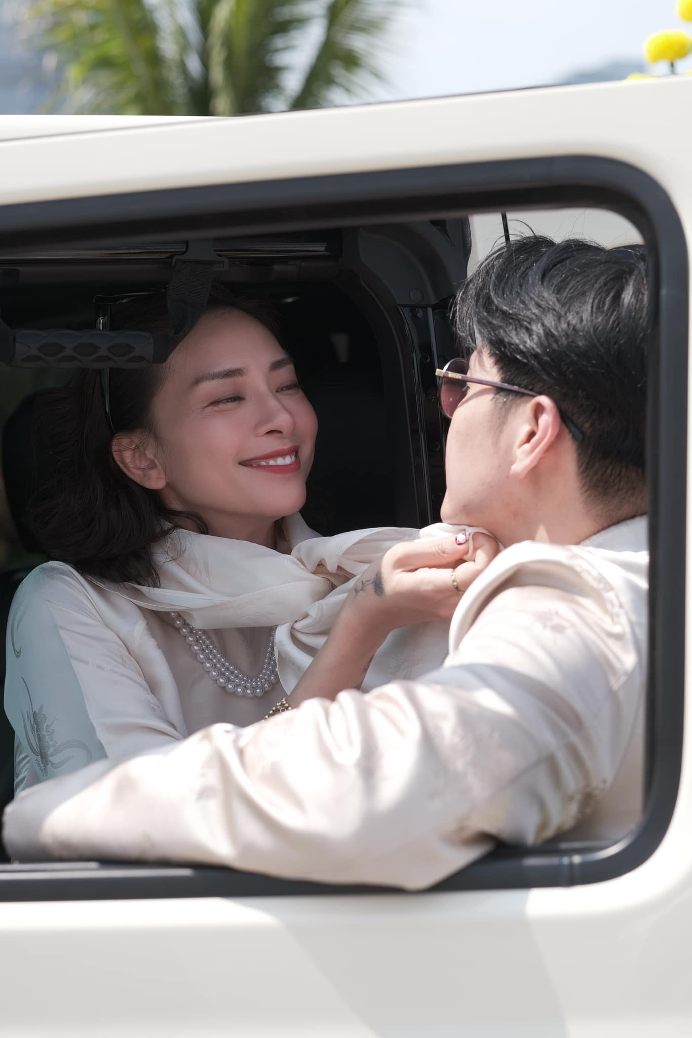 Vợ chồng Ngô Thanh Vân - Huy Trần chia sẻ một số khoảnh khắc bên nhau ngày cuối năm. Cả hai tạo hình nhí nhảnh với biểu cảm vui nhộn. “Tặng quà cho tôi rồi, tôi có quyền ngồi chứ. Xe cũng là của tôi mà. Mùng 29 rồi, xuân đã về tới nơi rồi", Ngô Thanh Vân viết trên trang cá nhân. Vợ chồng Ngô Thanh Vân - Huy Trần chia sẻ một số khoảnh khắc bên nhau ngày cuối năm. Cả hai tạo hình nhí nhảnh với biểu cảm vui nhộn. “Tặng quà cho tôi rồi, tôi có quyền ngồi chứ. Xe cũng là của tôi mà. Mùng 29 rồi, xuân đã về tới nơi rồi", Ngô Thanh Vân viết trên trang cá nhân.