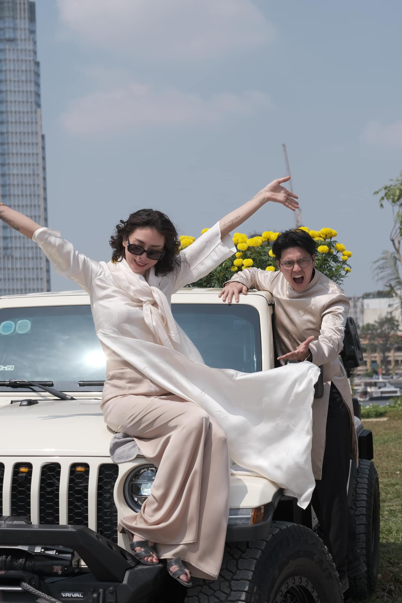 Vợ chồng Ngô Thanh Vân - Huy Trần chia sẻ một số khoảnh khắc bên nhau ngày cuối năm. Cả hai tạo hình nhí nhảnh với biểu cảm vui nhộn. “Tặng quà cho tôi rồi, tôi có quyền ngồi chứ. Xe cũng là của tôi mà. Mùng 29 rồi, xuân đã về tới nơi rồi", Ngô Thanh Vân viết trên trang cá nhân. Vợ chồng Ngô Thanh Vân - Huy Trần chia sẻ một số khoảnh khắc bên nhau ngày cuối năm. Cả hai tạo hình nhí nhảnh với biểu cảm vui nhộn. “Tặng quà cho tôi rồi, tôi có quyền ngồi chứ. Xe cũng là của tôi mà. Mùng 29 rồi, xuân đã về tới nơi rồi", Ngô Thanh Vân viết trên trang cá nhân.