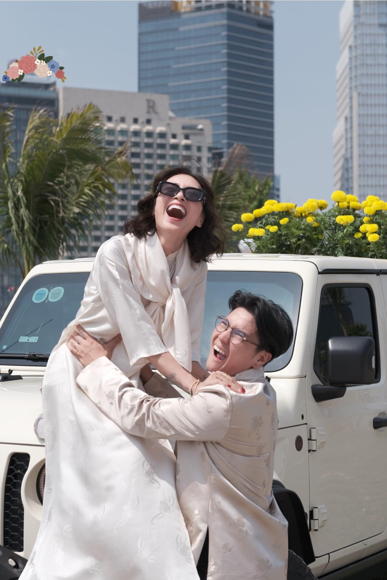 Vợ chồng Ngô Thanh Vân - Huy Trần chia sẻ một số khoảnh khắc bên nhau ngày cuối năm. Cả hai tạo hình nhí nhảnh với biểu cảm vui nhộn. “Tặng quà cho tôi rồi, tôi có quyền ngồi chứ. Xe cũng là của tôi mà. Mùng 29 rồi, xuân đã về tới nơi rồi", Ngô Thanh Vân viết trên trang cá nhân. Vợ chồng Ngô Thanh Vân - Huy Trần chia sẻ một số khoảnh khắc bên nhau ngày cuối năm. Cả hai tạo hình nhí nhảnh với biểu cảm vui nhộn. “Tặng quà cho tôi rồi, tôi có quyền ngồi chứ. Xe cũng là của tôi mà. Mùng 29 rồi, xuân đã về tới nơi rồi", Ngô Thanh Vân viết trên trang cá nhân.