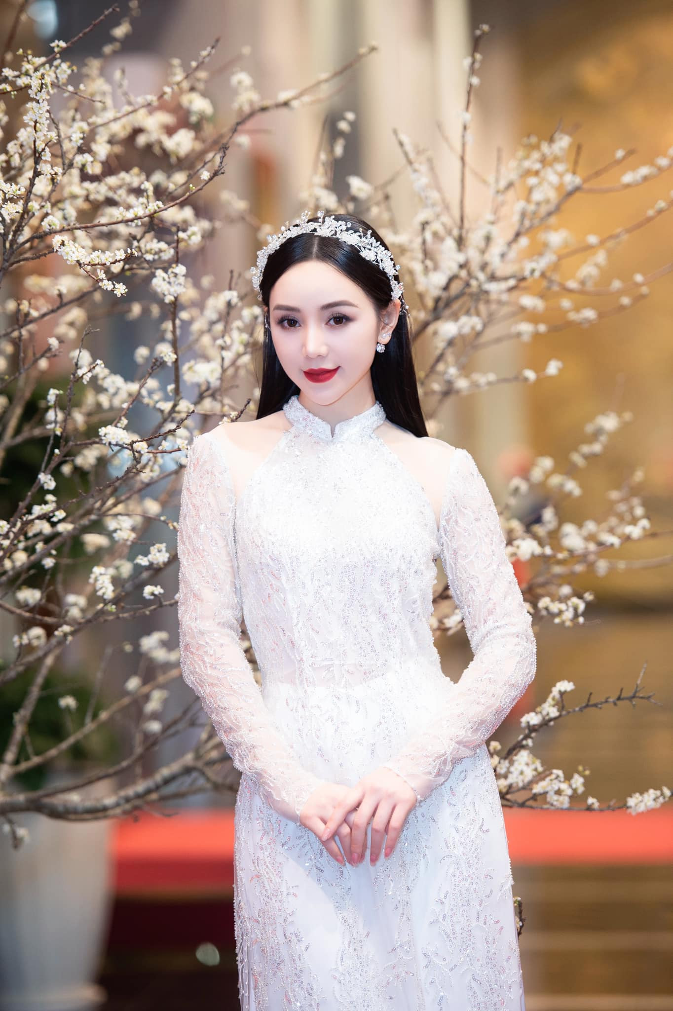 Quỳnh Kool trong thiết kế áo dài cách tân với phần cổ khoét giả yếm. Nữ diễn viên ngày càng có sự tiến bộ trong diễn xuất. Những vai diễn gần đây của Quỳnh Kool liên tục nhận lời khen. Quỳnh Kool trong thiết kế áo dài cách tân với phần cổ khoét giả yếm. Nữ diễn viên ngày càng có sự tiến bộ trong diễn xuất. Những vai diễn gần đây của Quỳnh Kool liên tục nhận lời khen.