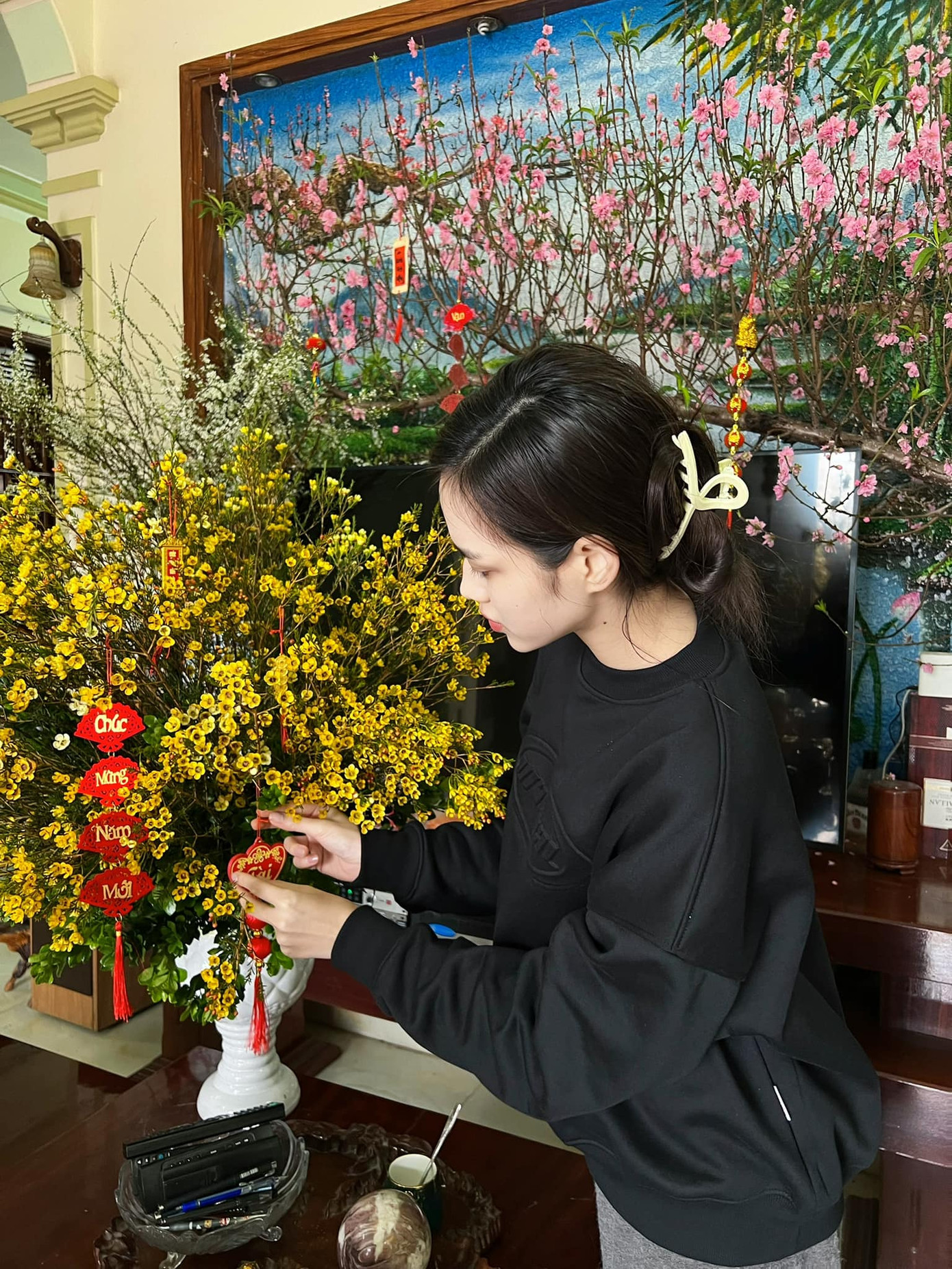 Hoa hậu Đỗ Thị Hà về quê đón Tết và tự tay cắm hoa, trang trí không gian ở nhà. Đỗ Thị Hà cho biết cô thích sự bận rộn, tất bật những ngày trước Tết và luôn dành thời gian cho người thân trong dịp này. Hoa hậu Đỗ Thị Hà về quê đón Tết và tự tay cắm hoa, trang trí không gian ở nhà. Đỗ Thị Hà cho biết cô thích sự bận rộn, tất bật những ngày trước Tết và luôn dành thời gian cho người thân trong dịp này.