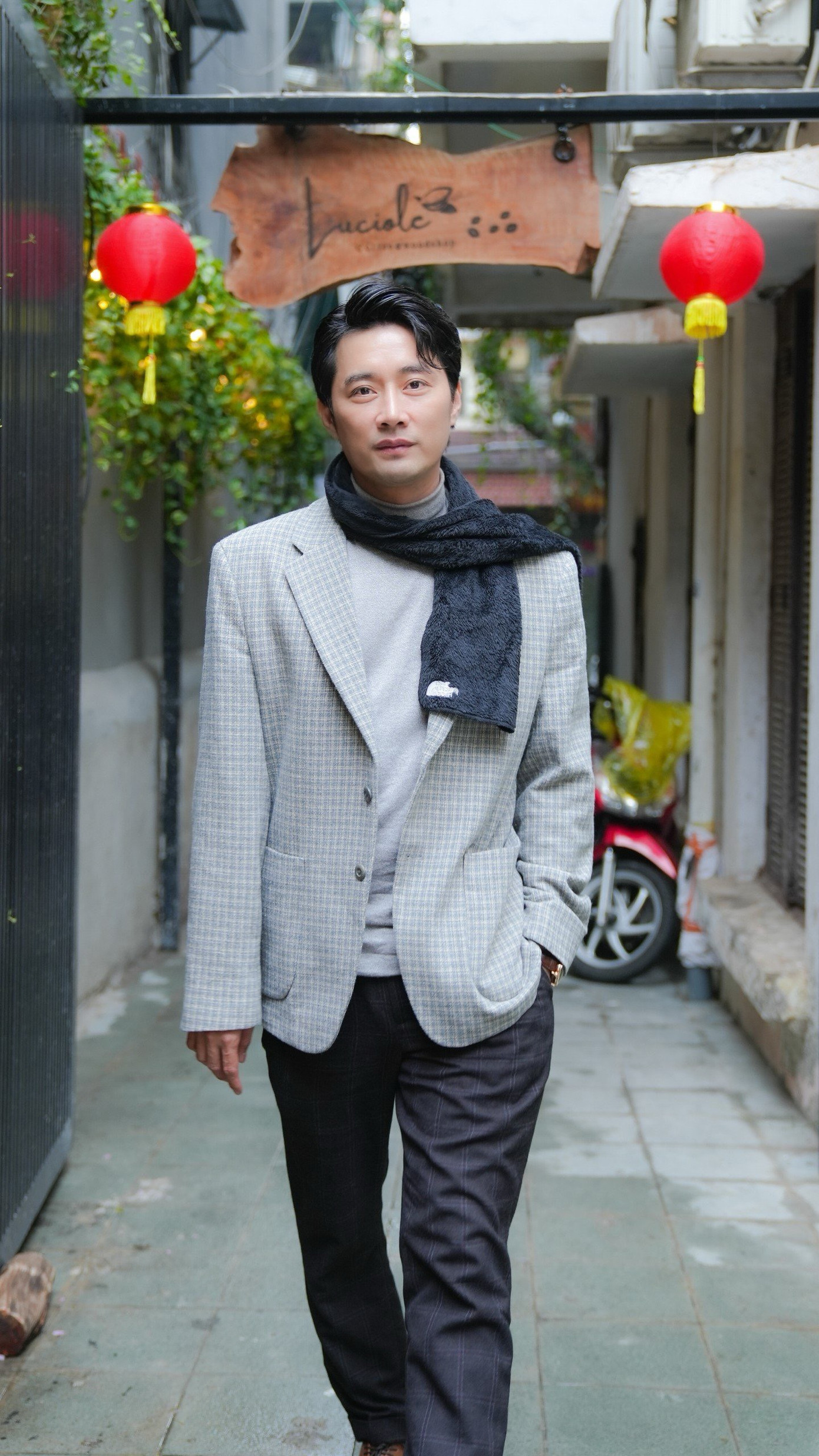 Khôi Trần cũng thú nhận anh độc thân 4 năm nay. Nam diễn viên nói anh không phải người yêu một cách bản năng hay phải yêu hết người này đến người khác. Anh tôn trọng cảm xúc và sự thoải mái trong mọi mối quan hệ.