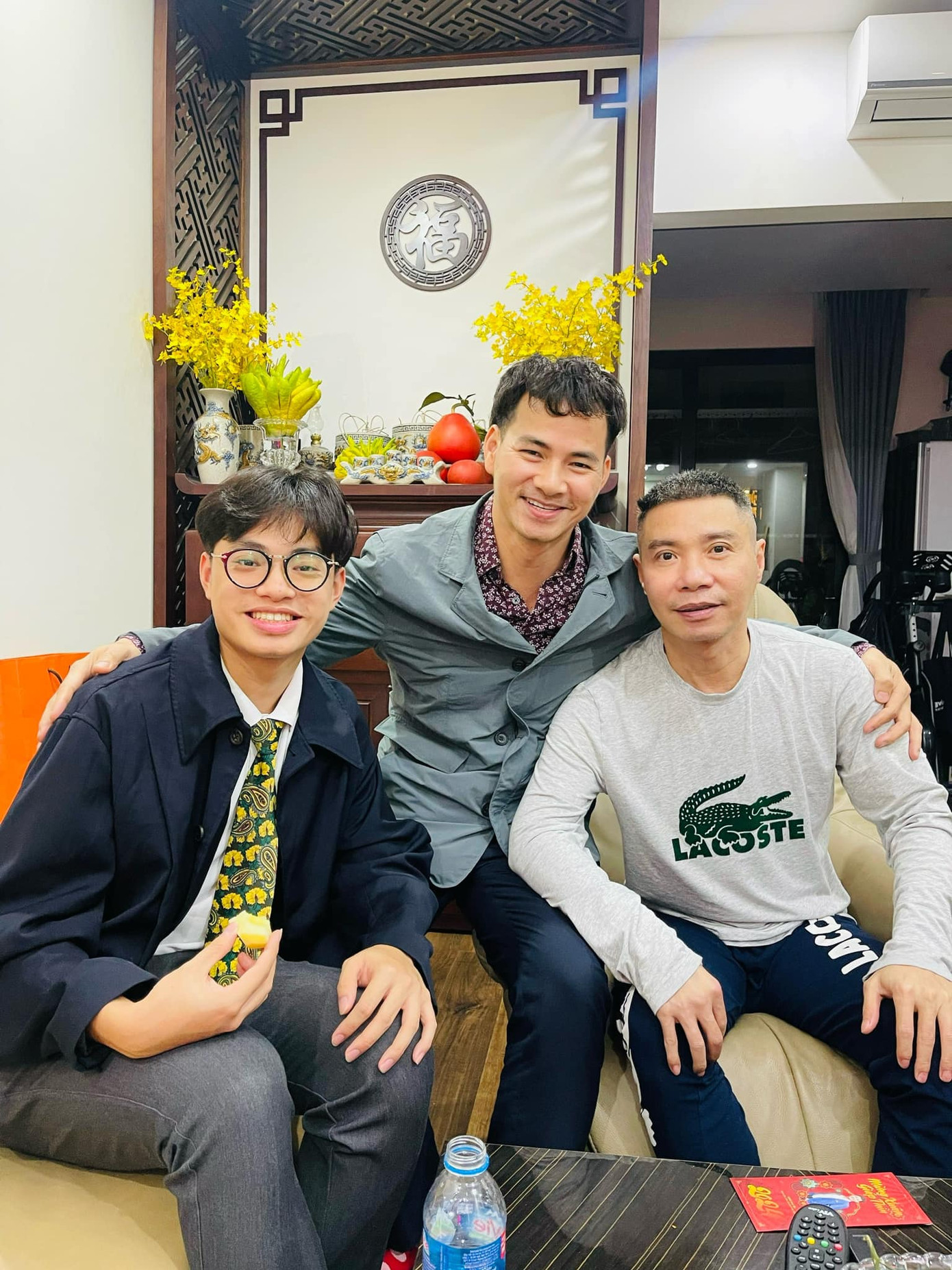 NSƯT Xuân Bắc đến thăm NSND Công Lý đêm 27 Tết. NSƯT Xuân Bắc đến thăm NSND Công Lý đêm 27 Tết.