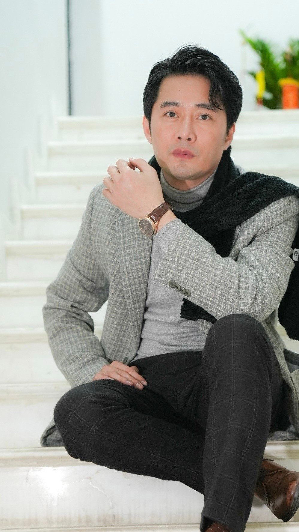 Khôi Trần chia sẻ dàn diễn viên của phần hai chịu áp lực khá lớn vì hiệu ứng phần 1 quá đẹp và ấn tượng. “Tội nhất là Huyền Lizzie. Cô ấy lo lắm và cực kỳ áp lực về sự so sánh của khán giả khi thay thế diễn viên của phần 1. Nhìn Huyền áp lực như vậy, chúng tôi thương lắm. Chúng tôi chỉ biết động viên nhau cố gắng làm tốt nhất có thể, dù kết quả như thế nào cũng sẽ đón nhận. Tuy nhiên, rất may là sự so sánh giữa hai dàn diễn viên chỉ dừng lại ở những tập đầu. Về sau, khán giả bắt đầu yêu mến nhân vật và dàn diễn viên mới”, anh nói.