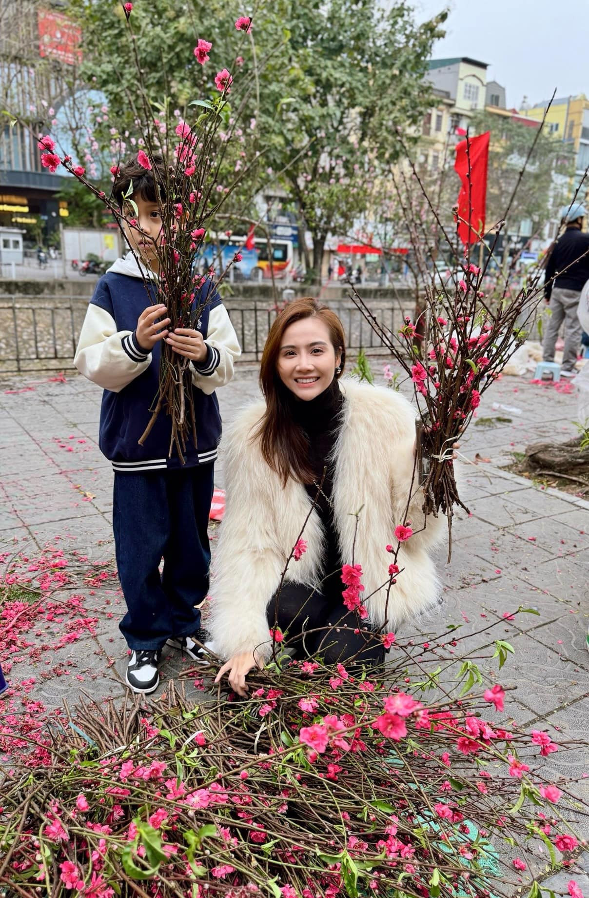 Huyền Lizzie cùng con trai đi chợ hoa ngày cuối năm. Trong năm qua, dự án Chúng ta của 8 năm sau đánh dấu sự trở lại màn ảnh của nữ diễn viên. Tuy nhiên, diễn xuất của cô nhận nhiều bình luận tiêu cực, chưa đạt kỳ vọng của khán giả. Huyền Lizzie cùng con trai đi chợ hoa ngày cuối năm. Trong năm qua, dự án Chúng ta của 8 năm sau đánh dấu sự trở lại màn ảnh của nữ diễn viên. Tuy nhiên, diễn xuất của cô nhận nhiều bình luận tiêu cực, chưa đạt kỳ vọng của khán giả.