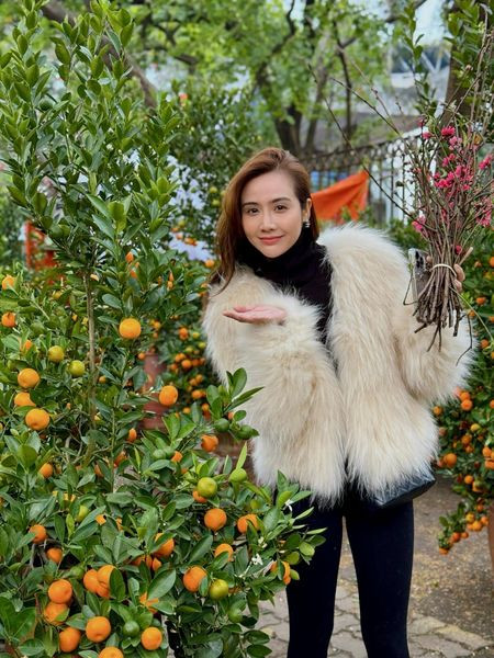 Huyền Lizzie cùng con trai đi chợ hoa ngày cuối năm. Trong năm qua, dự án Chúng ta của 8 năm sau đánh dấu sự trở lại màn ảnh của nữ diễn viên. Tuy nhiên, diễn xuất của cô nhận nhiều bình luận tiêu cực, chưa đạt kỳ vọng của khán giả. Huyền Lizzie cùng con trai đi chợ hoa ngày cuối năm. Trong năm qua, dự án Chúng ta của 8 năm sau đánh dấu sự trở lại màn ảnh của nữ diễn viên. Tuy nhiên, diễn xuất của cô nhận nhiều bình luận tiêu cực, chưa đạt kỳ vọng của khán giả.