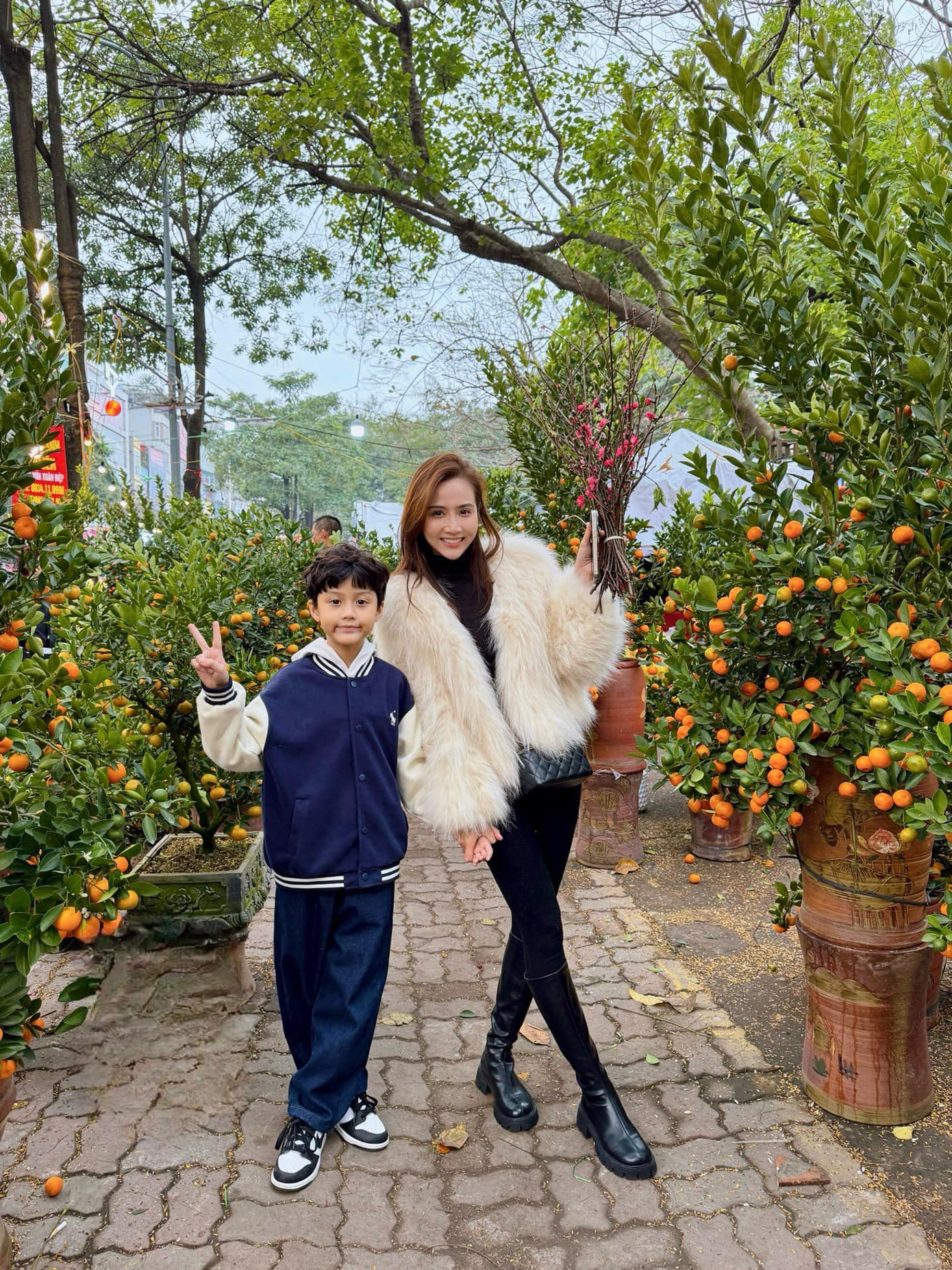 Huyền Lizzie cùng con trai đi chợ hoa ngày cuối năm. Trong năm qua, dự án Chúng ta của 8 năm sau đánh dấu sự trở lại màn ảnh của nữ diễn viên. Tuy nhiên, diễn xuất của cô nhận nhiều bình luận tiêu cực, chưa đạt kỳ vọng của khán giả. Huyền Lizzie cùng con trai đi chợ hoa ngày cuối năm. Trong năm qua, dự án Chúng ta của 8 năm sau đánh dấu sự trở lại màn ảnh của nữ diễn viên. Tuy nhiên, diễn xuất của cô nhận nhiều bình luận tiêu cực, chưa đạt kỳ vọng của khán giả.