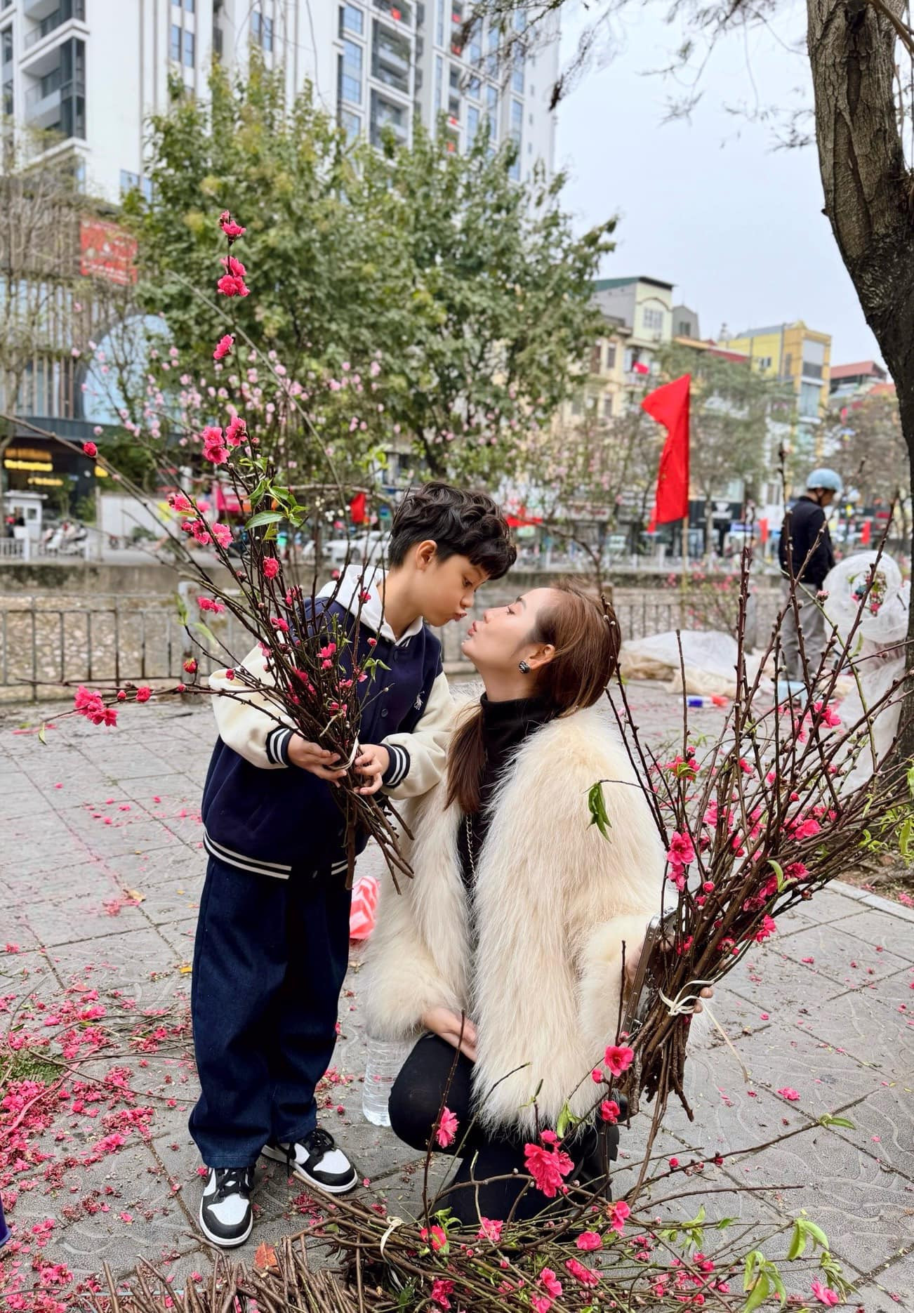 Huyền Lizzie cùng con trai đi chợ hoa ngày cuối năm. Trong năm qua, dự án Chúng ta của 8 năm sau đánh dấu sự trở lại màn ảnh của nữ diễn viên. Tuy nhiên, diễn xuất của cô nhận nhiều bình luận tiêu cực, chưa đạt kỳ vọng của khán giả. Huyền Lizzie cùng con trai đi chợ hoa ngày cuối năm. Trong năm qua, dự án Chúng ta của 8 năm sau đánh dấu sự trở lại màn ảnh của nữ diễn viên. Tuy nhiên, diễn xuất của cô nhận nhiều bình luận tiêu cực, chưa đạt kỳ vọng của khán giả.