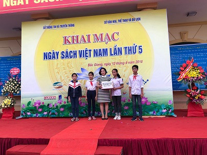 Nhà sách Tiền Phong trao quà cho thí sinh hội thi Khi tôi 18 ảnh 1