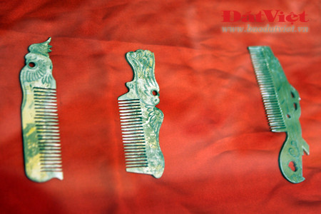 Còn đây là những chiếc lược được chạm trổ hoa văn chim bồ câu hòa bình