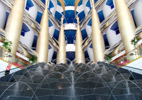 Tại sảnh vào khách sạn có 6 cây cột dát vàng óng ánh. Toàn khách sạn này có khoảng 8.000 m2 được dát vàng. Tại sảnh vào khách sạn có 6 cây cột dát vàng óng ánh. Toàn khách sạn này có khoảng 8.000 m2 được dát vàng