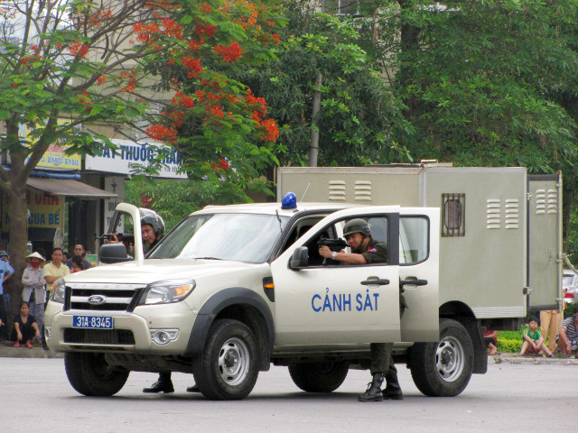 Sau khi nhận được tín hiệu báo động, công an sở tại và các đơn vị nghiệp vụ của Công an Hà Nội nhanh chóng tiếp cận, bao vây phong tỏa hiện trường, rà soát tình hình để lên kế hoạch tác chiến