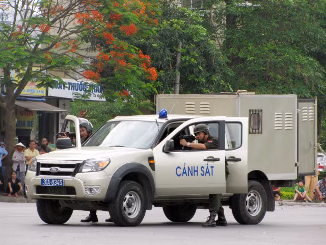 Sau khi nhận được tín hiệu báo động, công an sở tại và các đơn vị nghiệp vụ của Công an Hà Nội nhanh chóng tiếp cận, bao vây phong tỏa hiện trường, rà soát tình hình để lên kế hoạch tác chiến