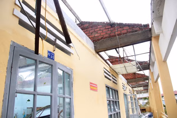 Nhiều căn nhà bị tốc mái sau bão. Ảnh: Nguyễn Huy