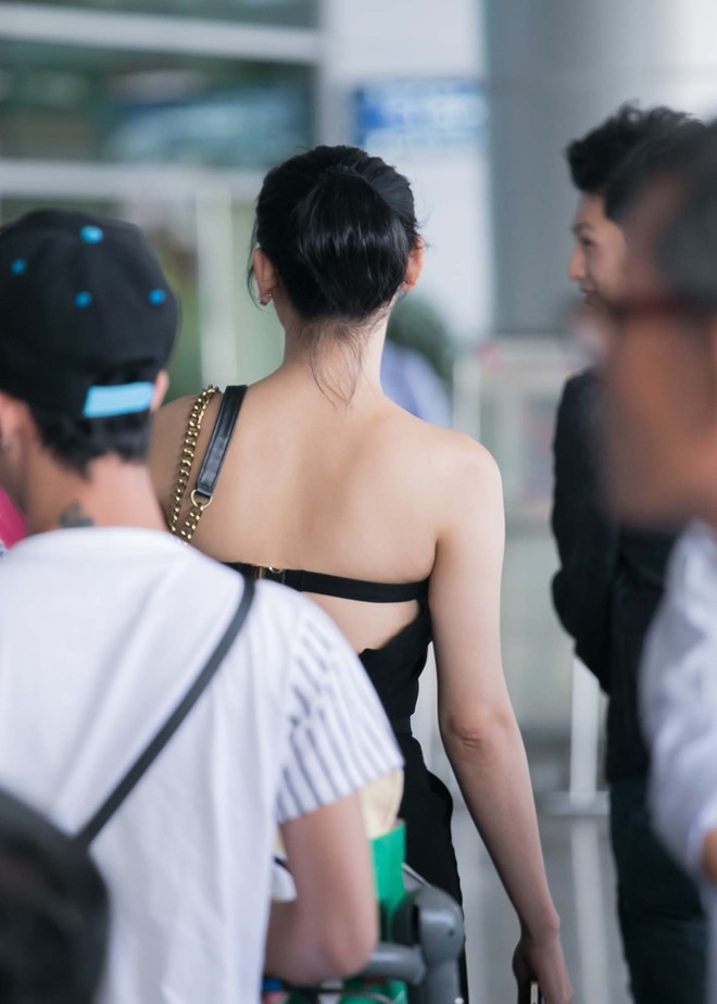 Xuất hiện tại sân bay Tân Sơn Nhất sau chuyến bay dài, Lâm Chi Khanh thu hút nhiều ánh nhìn bởi bộ trang phục khá gợi cảm và quyến rũ