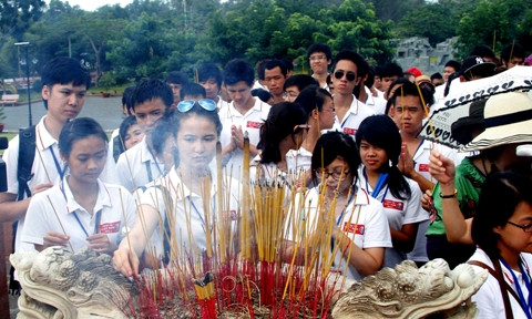 Các bạn trẻ dâng hương tại nghĩa trang Hàng Dương