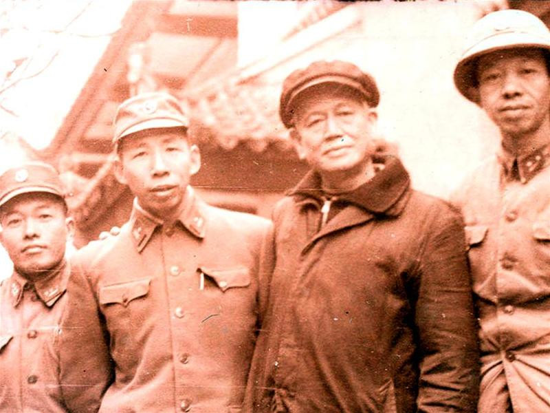 Nhà văn Hữu Mai (thứ 2 từ trái sang)