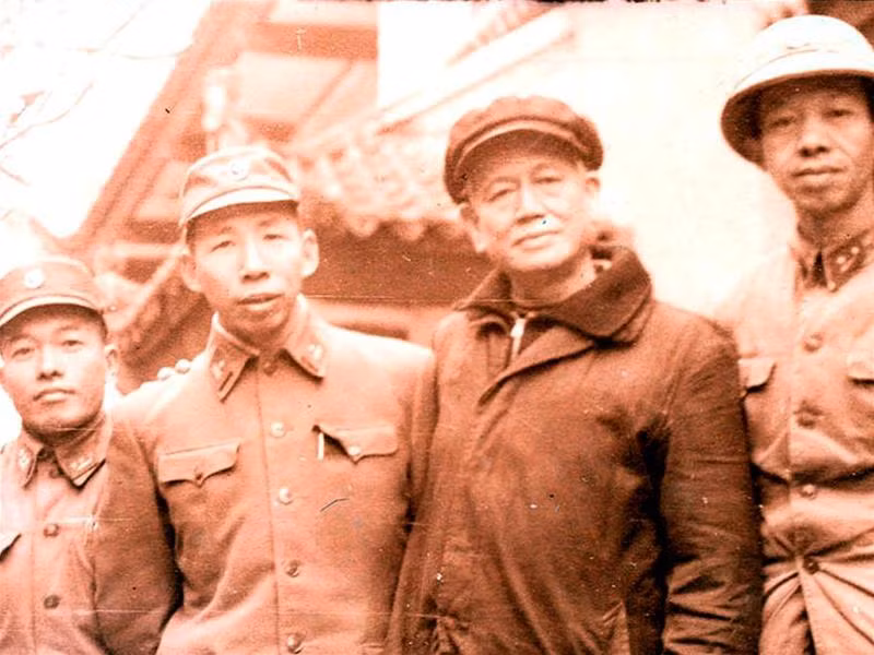 Nhà văn Hữu Mai (thứ 2 từ trái sang)