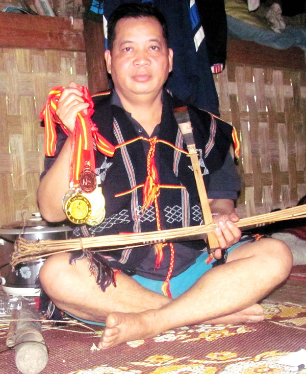 Xạ thủ Bríu Đô cùng với những huy chương mà ông giành được sau các kỳ thi. Xạ thủ Bríu Đô cùng với những huy chương mà ông giành được sau các kỳ thi