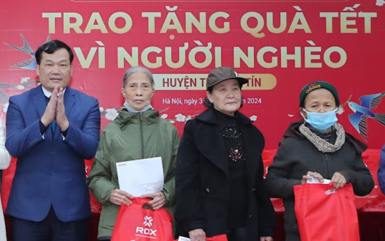 Người nghèo phấn khởi đón Tết Giáp Thìn vì có thêm phần quà Tết từ các mạnh thường quân trao tặng (Ảnh: ROX Group) Người nghèo phấn khởi đón Tết Giáp Thìn vì có thêm phần quà Tết từ các mạnh thường quân trao tặng (Ảnh: ROX Group)